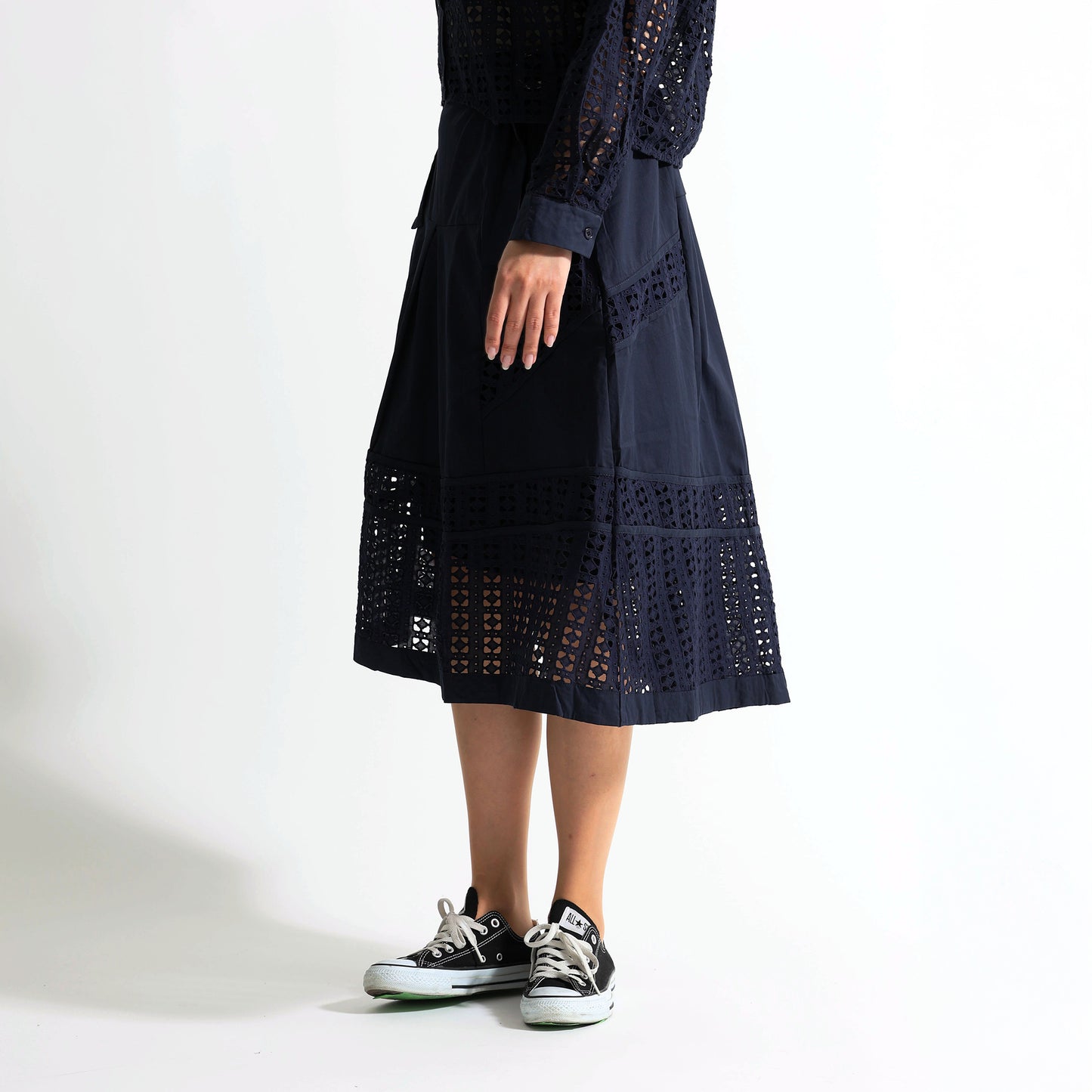 繊細なレース切り替えが印象的なミディ丈スカート。