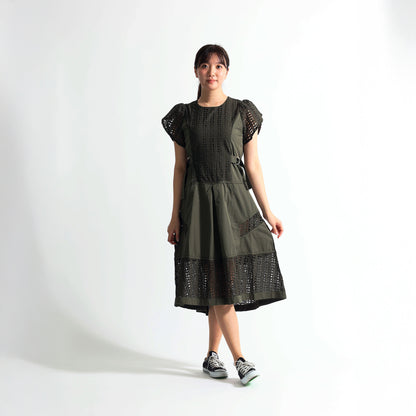 [1枚で完成する気品]幾何学カットワークレース切替 サイドベルト付 ロングワンピース