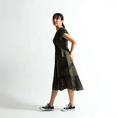 [1枚で完成する気品]幾何学カットワークレース切替 サイドベルト付 ロングワンピース
