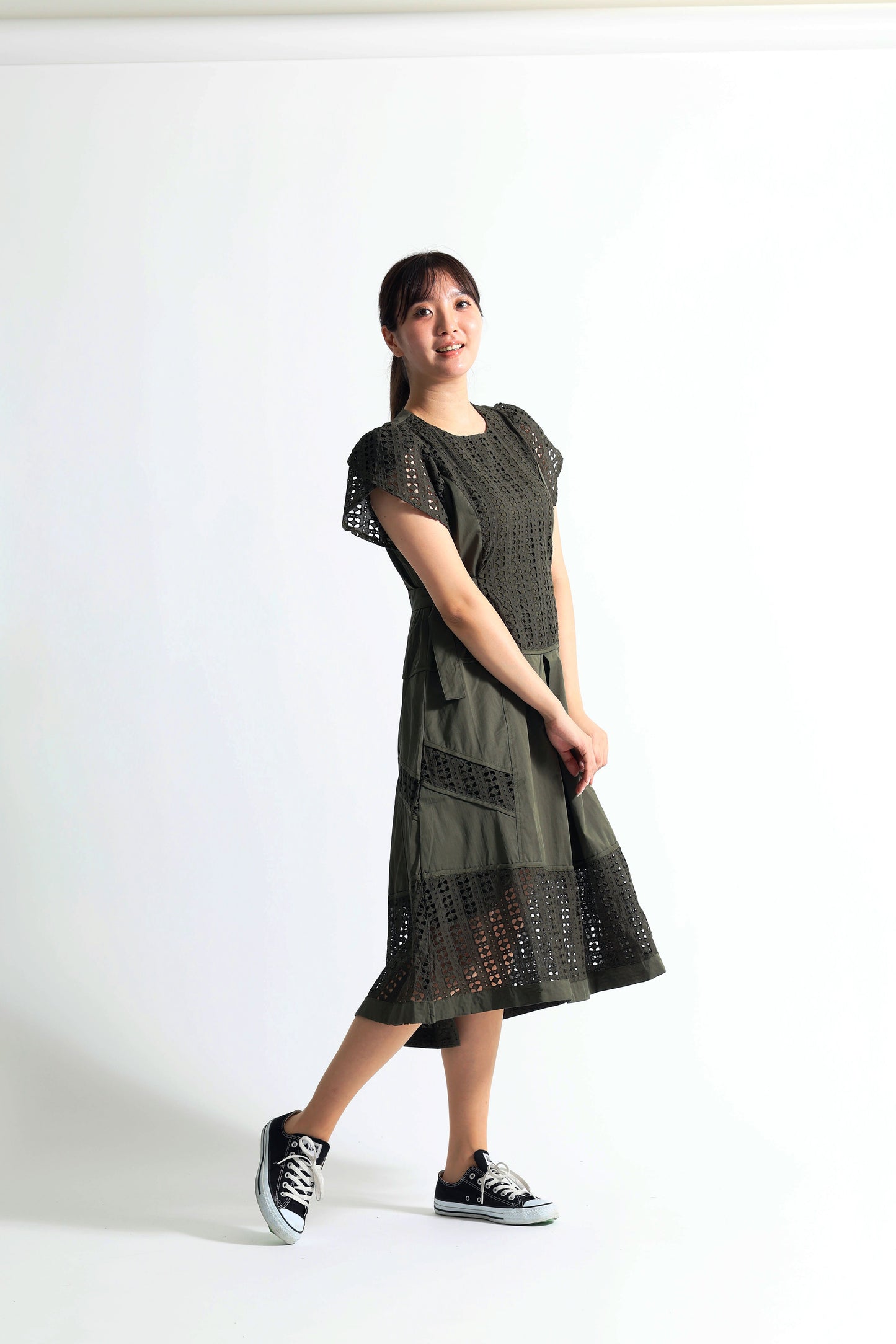 [1枚で完成する気品]幾何学カットワークレース切替 サイドベルト付 ロングワンピース