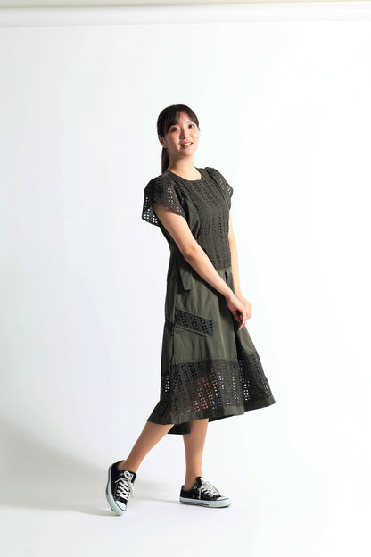 [1枚で完成する気品]幾何学カットワークレース切替 サイドベルト付 ロングワンピース