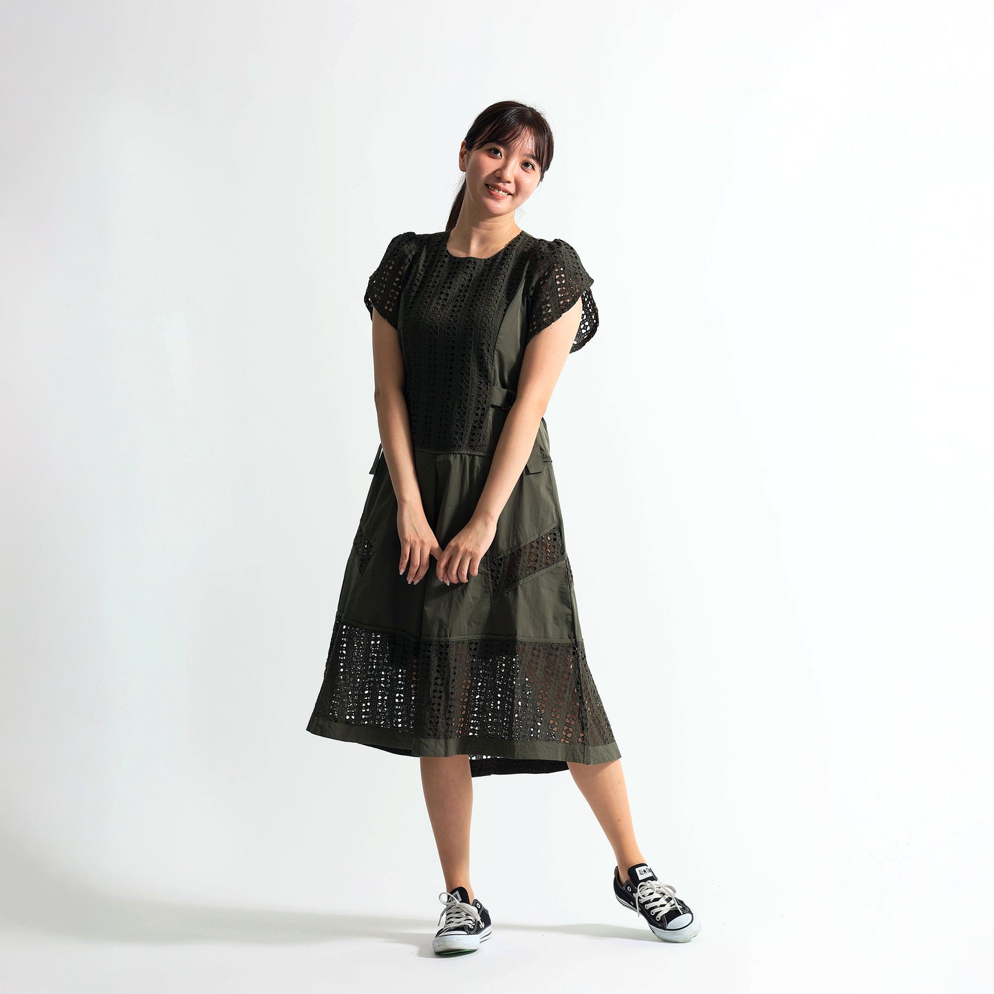 [1枚で完成する気品]幾何学カットワークレース切替 サイドベルト付 ロングワンピース