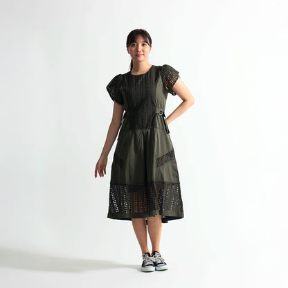 [1枚で完成する気品]幾何学カットワークレース切替 サイドベルト付 ロングワンピース