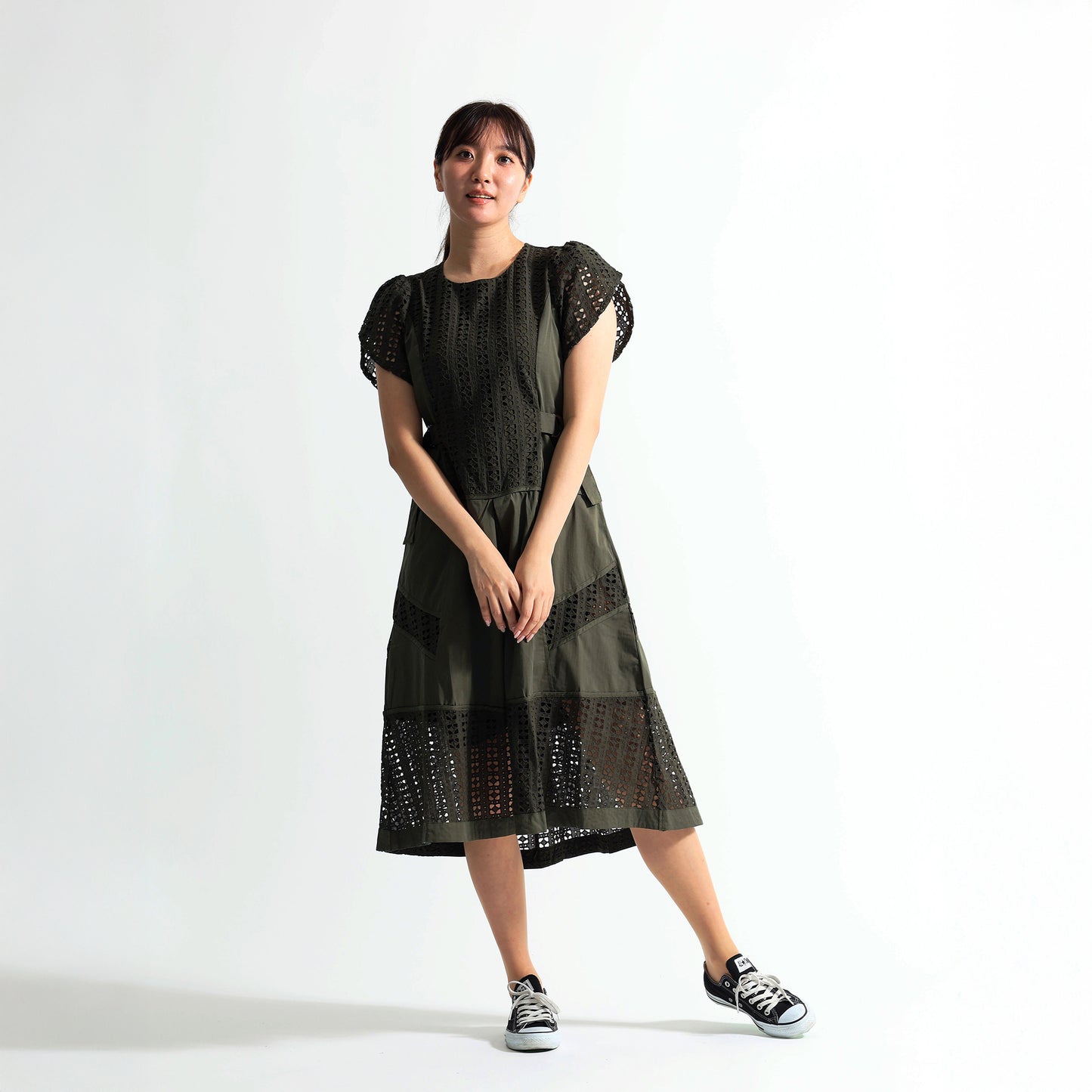 [1枚で完成する気品]幾何学カットワークレース切替 サイドベルト付 ロングワンピース