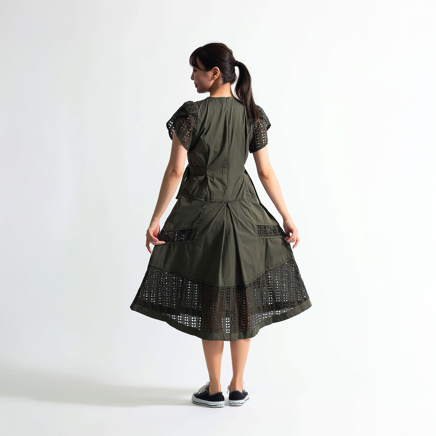 [1枚で完成する気品]幾何学カットワークレース切替 サイドベルト付 ロングワンピース