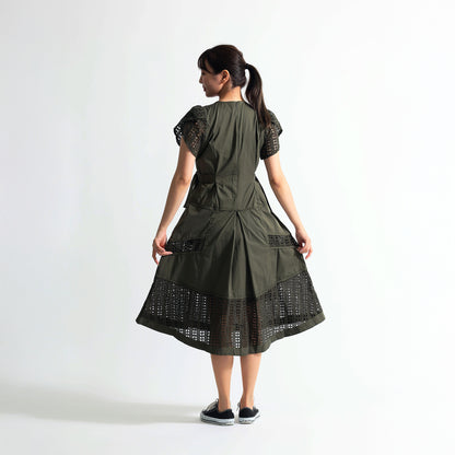 [1枚で完成する気品]幾何学カットワークレース切替 サイドベルト付 ロングワンピース