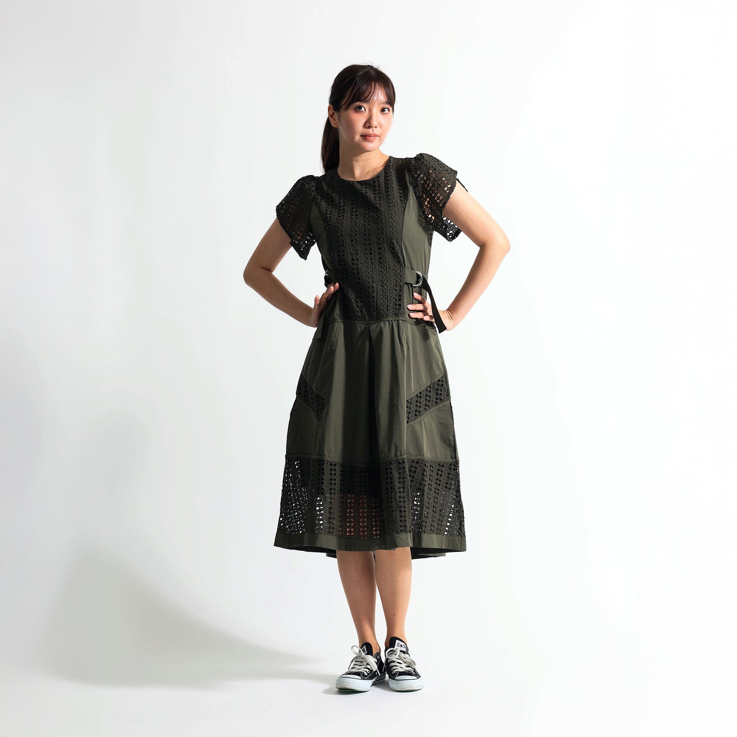 [1枚で完成する気品]幾何学カットワークレース切替 サイドベルト付 ロングワンピース