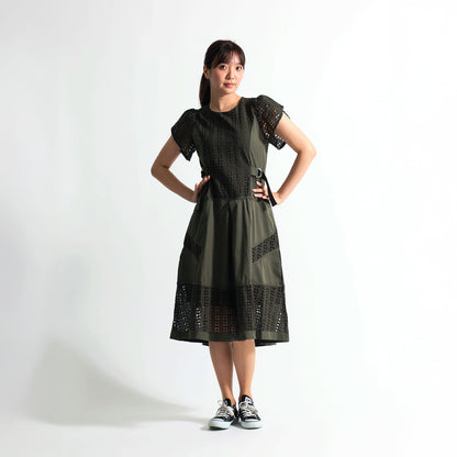 [1枚で完成する気品]幾何学カットワークレース切替 サイドベルト付 ロングワンピース