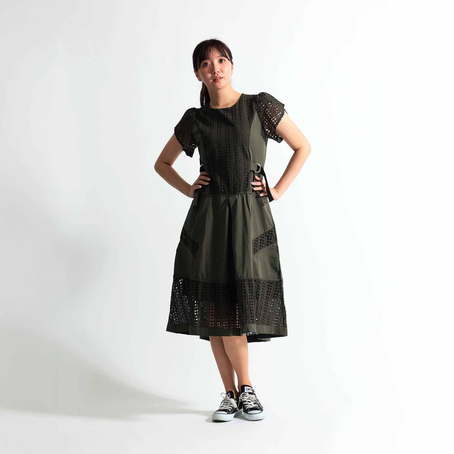 [1枚で完成する気品]幾何学カットワークレース切替 サイドベルト付 ロングワンピース