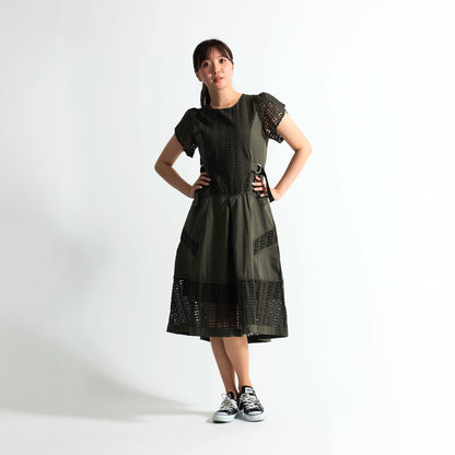 [1枚で完成する気品]幾何学カットワークレース切替 サイドベルト付 ロングワンピース