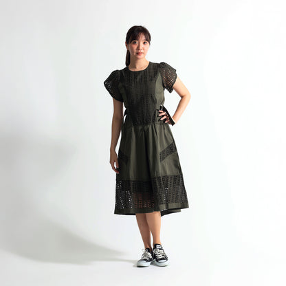[1枚で完成する気品]幾何学カットワークレース切替 サイドベルト付 ロングワンピース