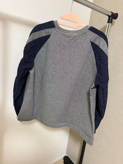 カットワークレース切替 飾りボタン付き ラグランスリーブトップス（全4色）