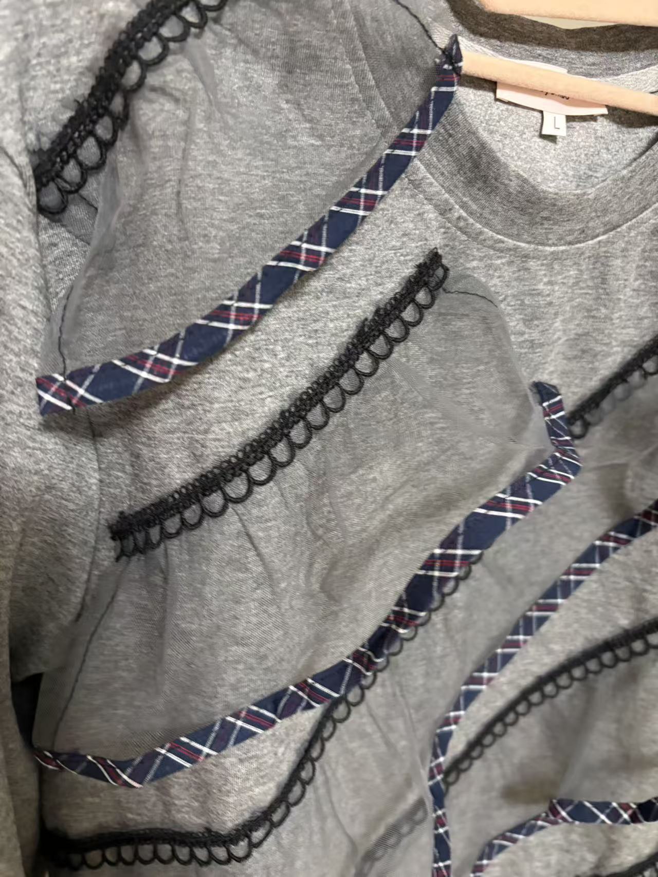 斜めシアーフリル バイカラーパイピング デザイントップス（全3色）