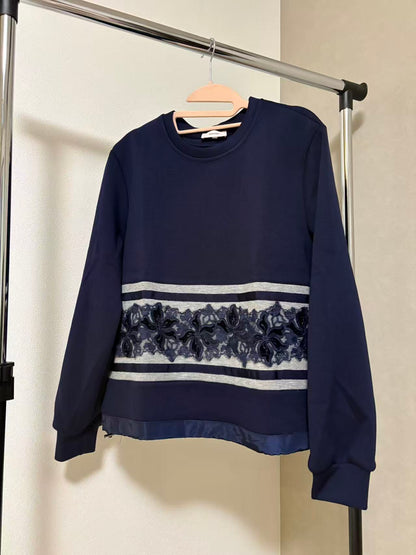 フロントフラワー刺繍×サテンライン 裾ドロスト デザイントップス（全3色）