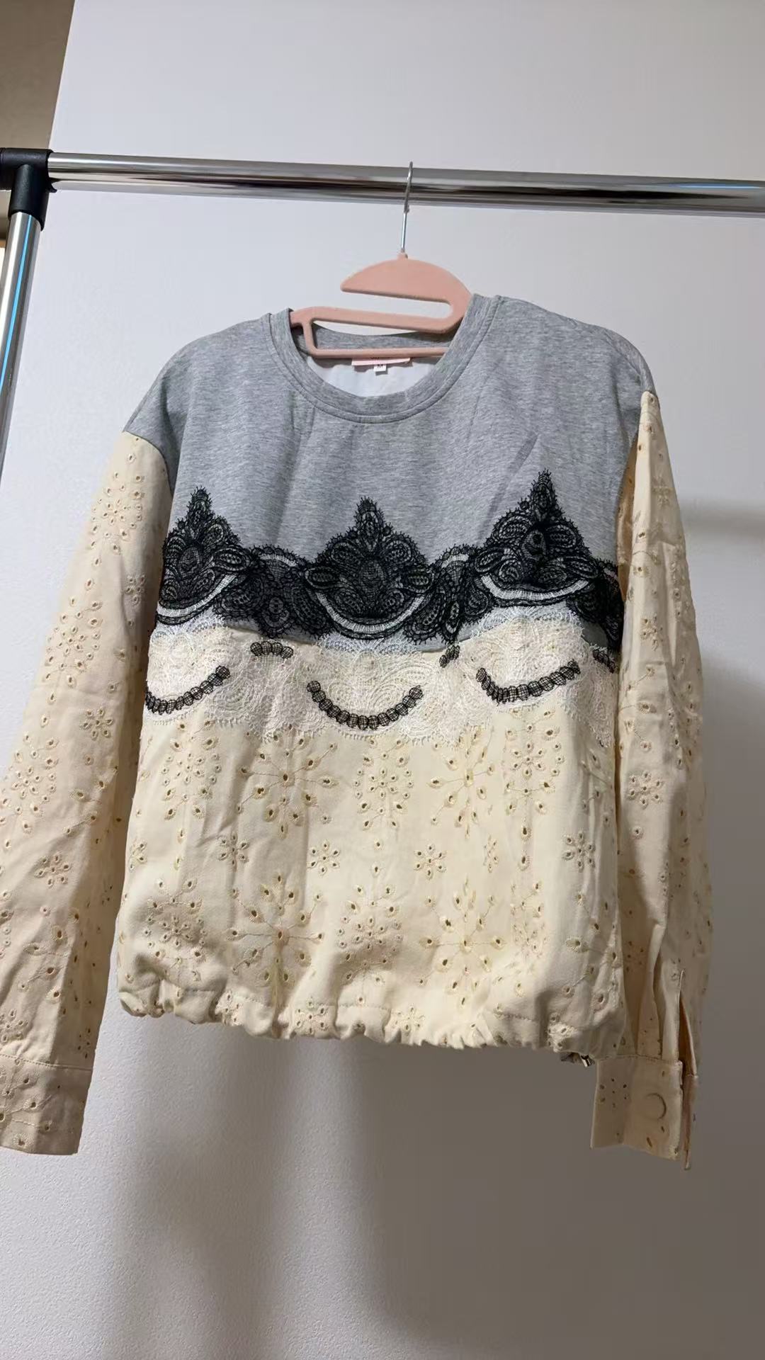 アイレット刺繍切替 波型配色レース 裾ドロストトップス（全3色）