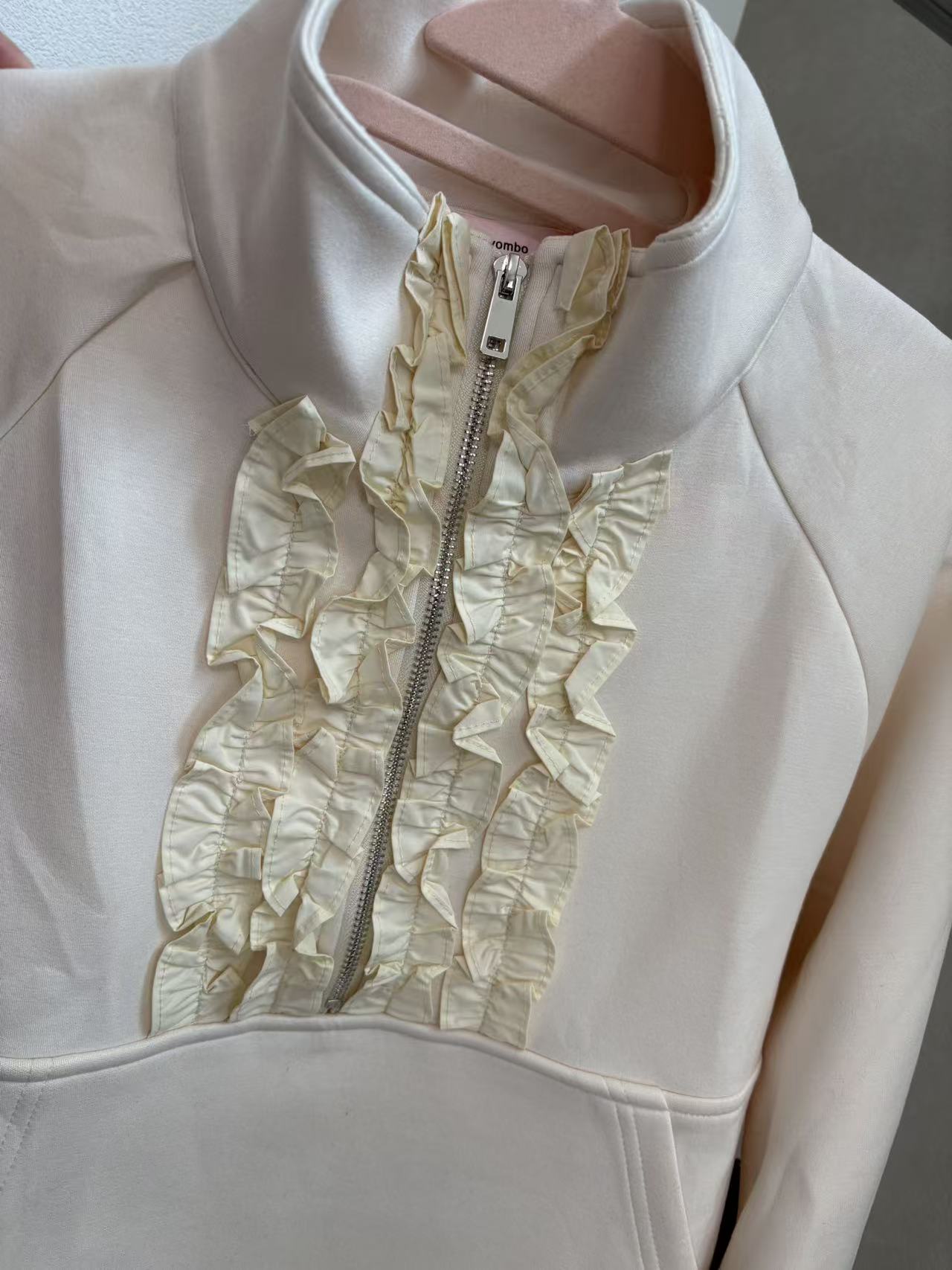 【トレンド感×甘さ】ハーフジップ フリルレイヤード デザイントレーナー