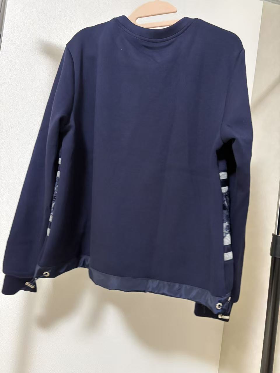 フロントフラワー刺繍×サテンライン 裾ドロスト デザイントップス（全3色）
